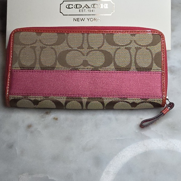 Coach signature canvas wallet with pink leather and a pink accent stripe - Picture 3 of 14